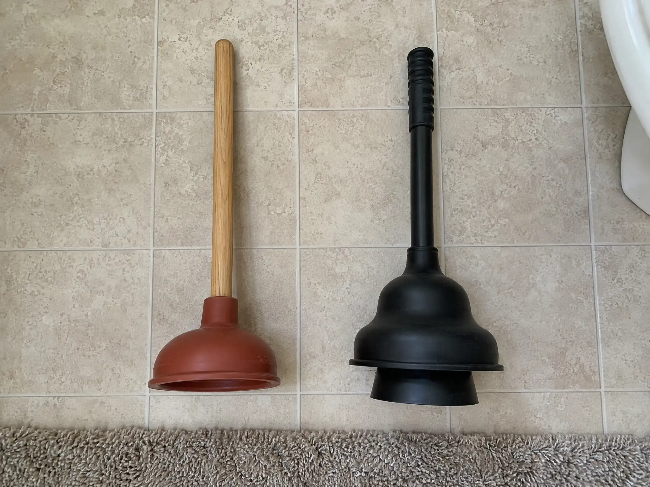 Comparison of a standard cup plunger and a flange plunger, showing the extended rubber lip on the flange plunger